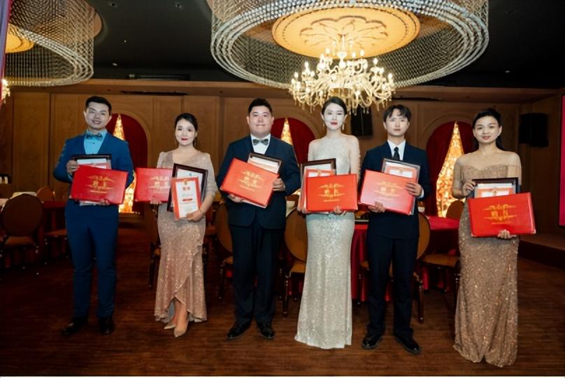 博思花藝婚慶教育，婚慶培訓(xùn)，花藝培訓(xùn)，插花培訓(xùn)，花藝師培訓(xùn)，主持人培訓(xùn)，商務(wù)主持人培訓(xùn)，花店運(yùn)營(yíng)培訓(xùn)，花店全系統(tǒng)營(yíng)銷，小白開(kāi)花店，小白學(xué)主持，金璽棠婚慶酒店，金璽棠總部，鄭州金麻雀教育科技有限公司