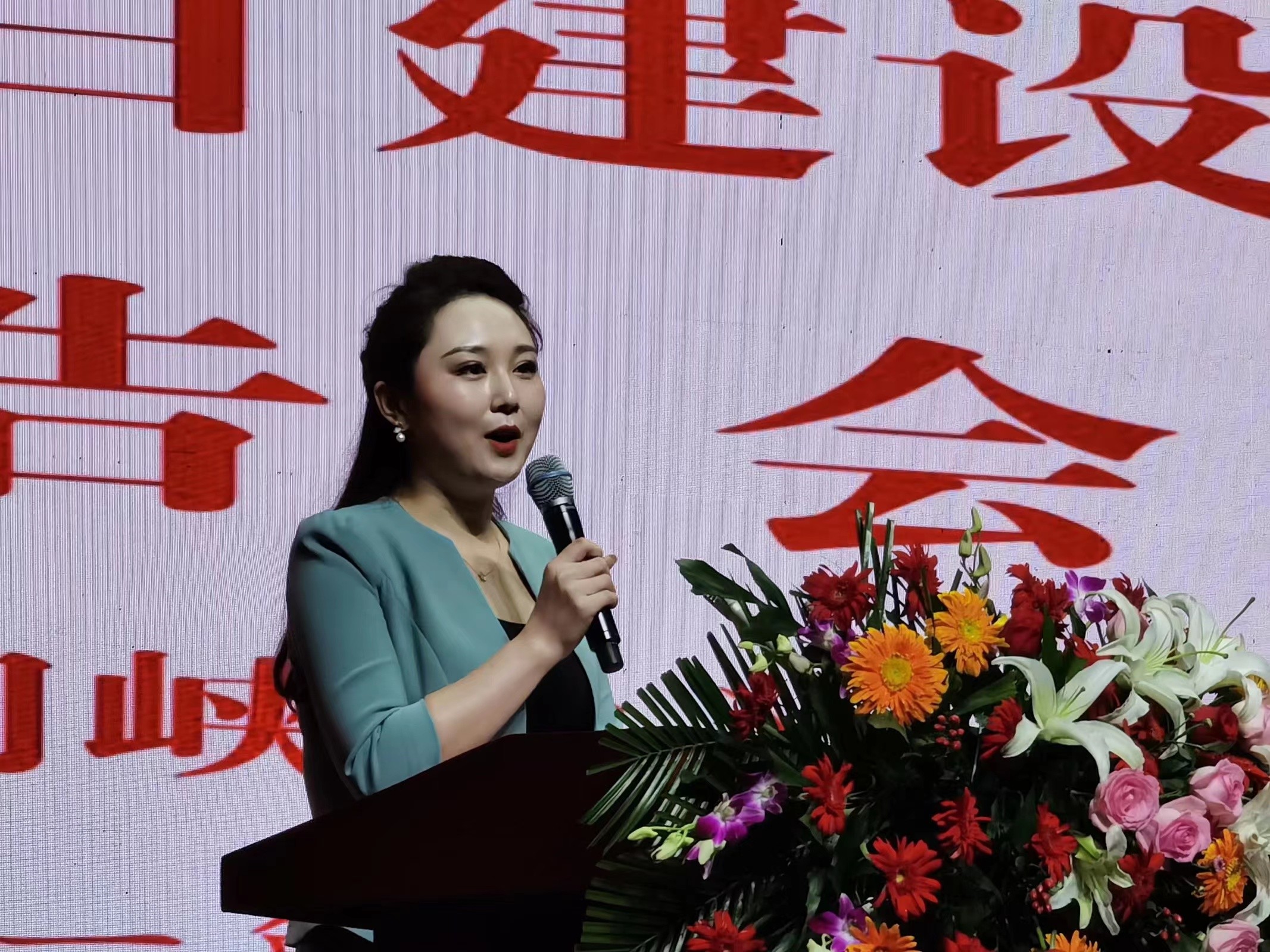 博思花藝婚慶教育，婚慶培訓(xùn)，花藝培訓(xùn)，插花培訓(xùn)，花藝師培訓(xùn)，主持人培訓(xùn)，商務(wù)主持人培訓(xùn)，花店運(yùn)營(yíng)培訓(xùn)，花店全系統(tǒng)營(yíng)銷，小白開(kāi)花店，小白學(xué)主持，金璽棠婚慶酒店，金璽棠總部，鄭州金麻雀教育科技有限公司