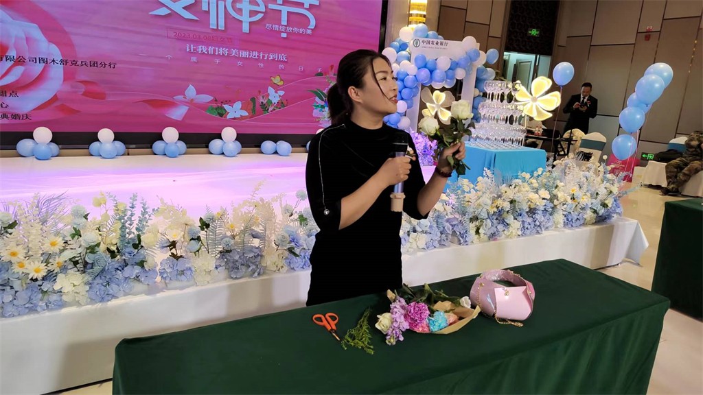 博思花藝婚慶教育，婚慶培訓(xùn)，花藝培訓(xùn)，插花培訓(xùn)，花藝師培訓(xùn)，主持人培訓(xùn)，商務(wù)主持人培訓(xùn)，花店運營培訓(xùn)，花店全系統(tǒng)營銷，小白開花店，小白學(xué)主持，金璽棠婚慶酒店，金璽棠總部，鄭州金麻雀教育科技有限公司