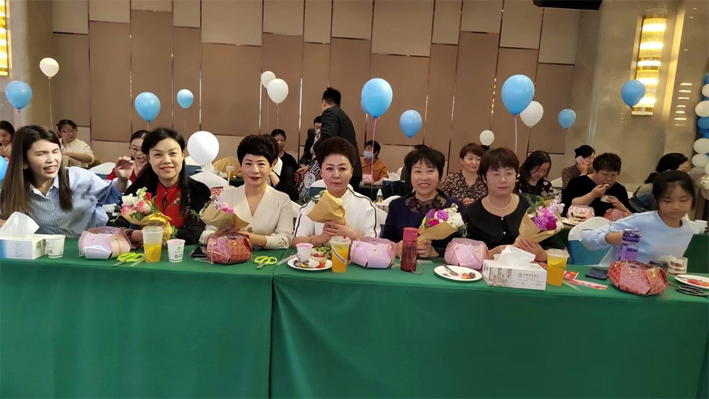 博思花藝婚慶教育，婚慶培訓(xùn)，花藝培訓(xùn)，插花培訓(xùn)，花藝師培訓(xùn)，主持人培訓(xùn)，商務(wù)主持人培訓(xùn)，花店運營培訓(xùn)，花店全系統(tǒng)營銷，小白開花店，小白學(xué)主持，金璽棠婚慶酒店，金璽棠總部，鄭州金麻雀教育科技有限公司