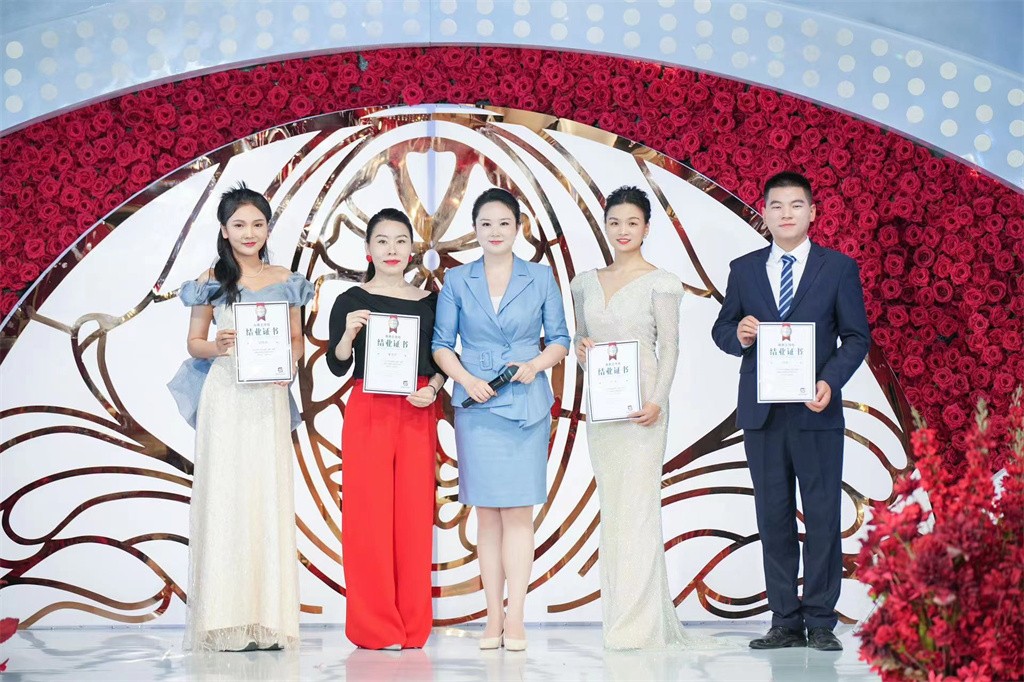 博思花藝婚慶教育，婚慶培訓(xùn)，花藝培訓(xùn)，插花培訓(xùn)，花藝師培訓(xùn)，主持人培訓(xùn)，商務(wù)主持人培訓(xùn)，花店運(yùn)營培訓(xùn)，花店全系統(tǒng)營銷，小白開花店，小白學(xué)主持，金璽棠婚慶酒店，金璽棠總部，鄭州金麻雀教育科技有限公司