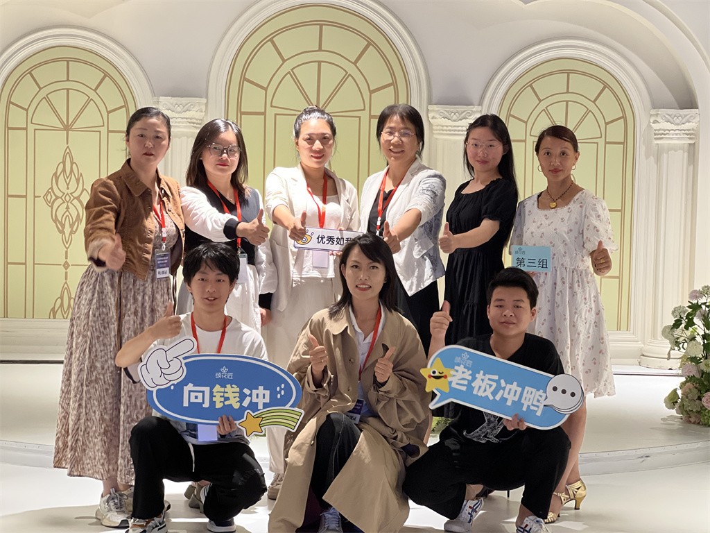 博思花藝婚慶教育，婚慶培訓，花藝培訓，插花培訓，花藝師培訓，主持人培訓，商務(wù)主持人培訓，花店運營培訓，花店全系統(tǒng)營銷，小白開花店，小白學主持，金璽棠婚慶酒店，金璽棠總部，鄭州金麻雀教育科技有限公司