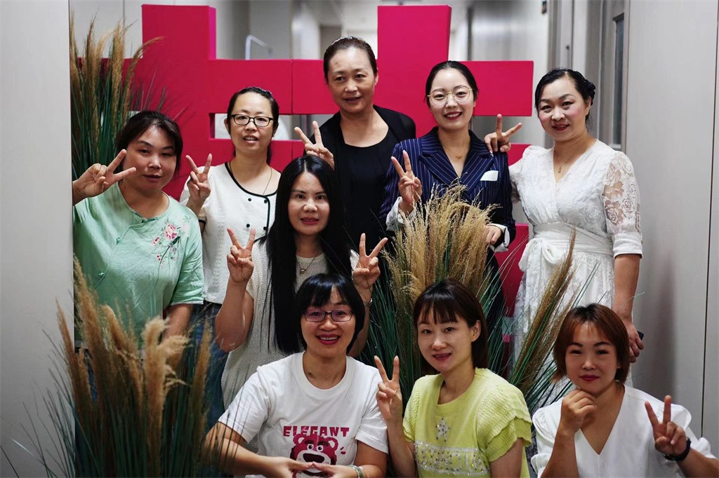 博思花藝婚慶教育，婚慶培訓，花藝培訓，插花培訓，花藝師培訓，主持人培訓，商務(wù)主持人培訓，花店運營培訓，花店全系統(tǒng)營銷，小白開花店，小白學主持，金璽棠婚慶酒店，金璽棠總部，鄭州金麻雀教育科技有限公司