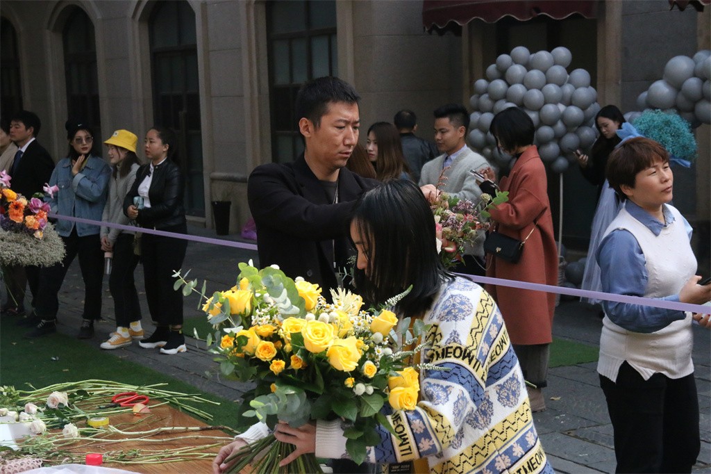博思花藝婚慶教育，婚慶培訓(xùn)，花藝培訓(xùn)，插花培訓(xùn)，花藝師培訓(xùn)，主持人培訓(xùn)，商務(wù)主持人培訓(xùn)，花店運(yùn)營(yíng)培訓(xùn)，花店全系統(tǒng)營(yíng)銷，小白開(kāi)花店，小白學(xué)主持，金璽棠婚慶酒店，金璽棠總部，鄭州金麻雀教育科技有限公司